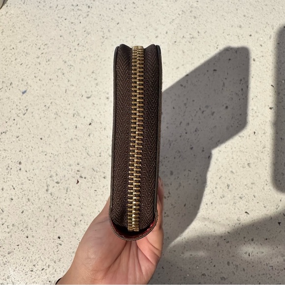 Louis Vuitton Zippy Wallet in Monogram - Picture 10 of 14
